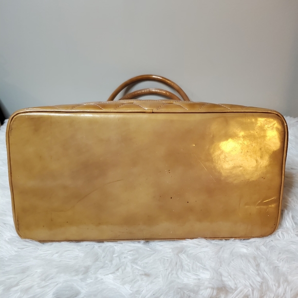 AUTHENTIC CHANEL PATENT MEDALLION - Picture 5 of 10